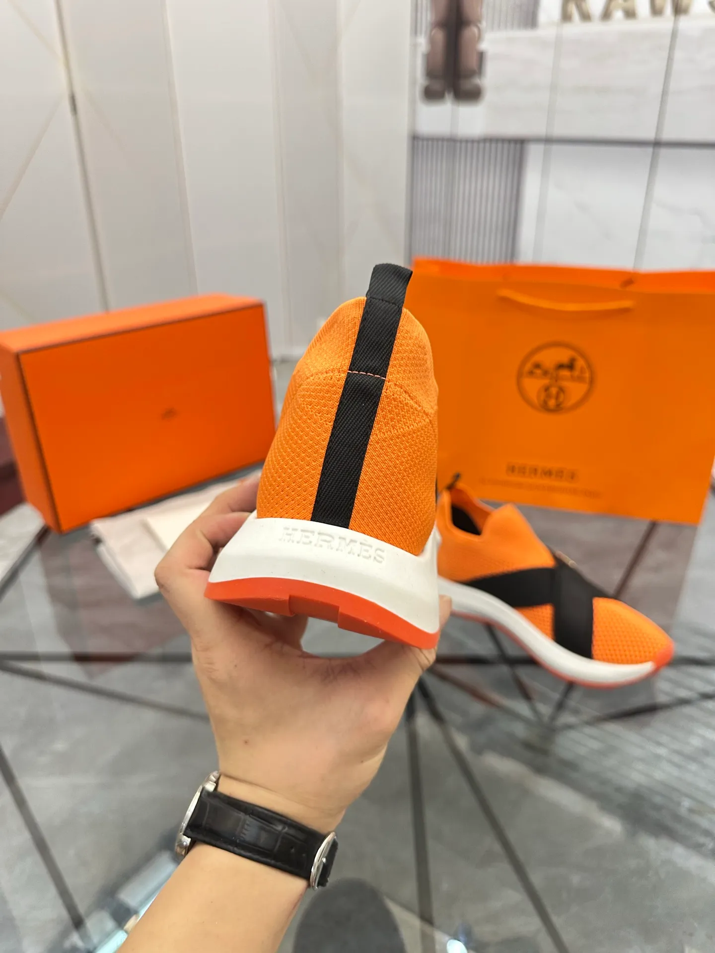 Men's shoes: 💰P620¥ High-end top quality Product trademark: Hermes *"Hermès*" low-top casual shoes Regular size: 38-45 (can be customized to 46) Product materials: Upper imported from the counter original fly weave, breathable lining, cowhide foot pads, original outsole. No.: 001